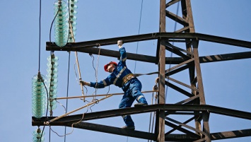 В Крыму продолжают восстанавливать электроснабжение. Работают 28 бригад энергетиков