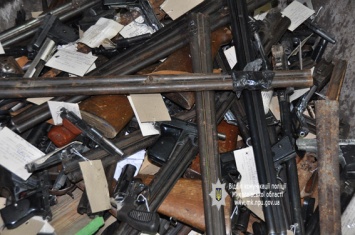 Прощай, оружие: в Николаеве в плавильной печи уничтожили 220 пистолетов и ружей