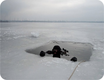 В Запорожье водолаз нырнул в ледяную воду в поисках ангела (Фото)