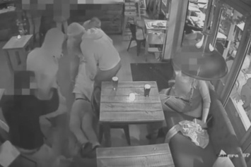 Мужчину похитили в баре на глазах десятков людей (Видео)