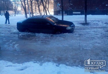 В Кривом Роге автомобиль провалился под лед под подъездом дома