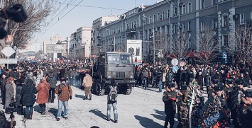 Сравните похороны Гиви и кучку людей возле гробов на Майдане, - экс-спикер ЛНР