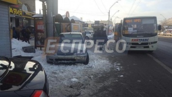 В Киеве авто после ДТП вылетело на остановку