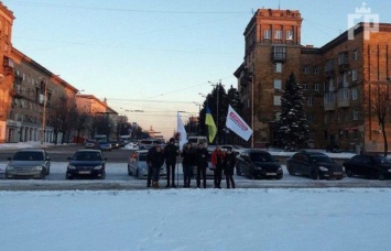 Запорожцы бесплатно подвозили замерзших земляков