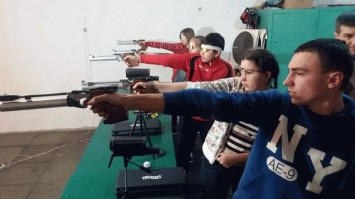 У юных запорожских стрелков появились новые пневматические винтовки и пистолеты