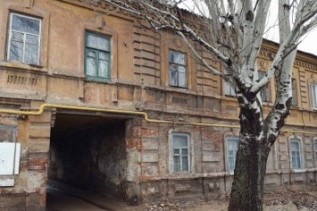 Многодетную мариупольчанку выселяют из ветхого жилья на Слободке (ФОТО, ВИДЕО)