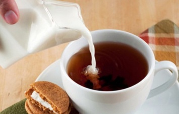 Ученые не рекомендуют смешивать чай с молоком