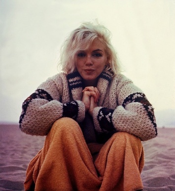 Появились последние фото Мэрилин Монро за три недели до смерти - на песке и в канадском свитере