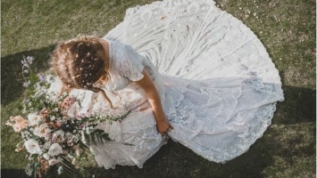 В Британии девушка нашла 150-летнее свадебное платье, которое ранее потеряла в обанкротившейся химчистке