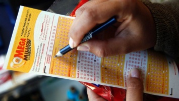 Британка заявила, что выигрыш в лотерее разрушил ее жизнь, и подала в суд