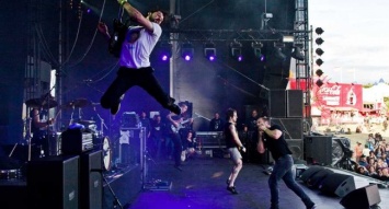 В автобус рокеров The Dillinger Escape Plan врезалась фура, есть пострадавшие