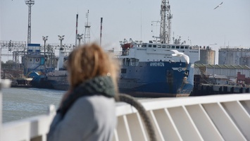 Из-за ледохода в Керченском проливе курсируют три парома: в портах скопилось 600 фур