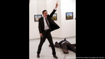 Жюри World Press Photo признало лучшим снимок покушения на посла РФ в Турции