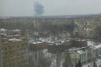 Мощный взрыв в Донецке. Над городом поднялся огромный столб черного дыма (ФОТО, ОБНОВЛЕНО))