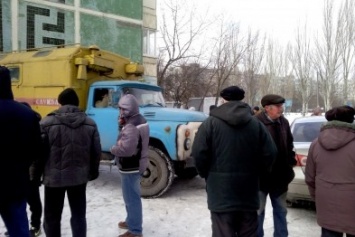 В Запорожье жильцы многоэтажки с вилами уже три часа не дают "Запорожгазу" установить счетчик, - ФОТО