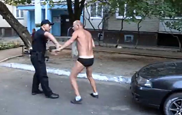 Полуголый киевлянин напал на патрульных полицейских (ВИДЕО)
