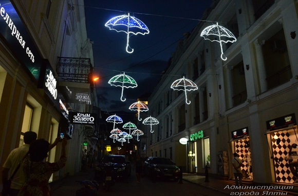 Улицу в Ялте украсили светящимися зонтиками (ФОТО)