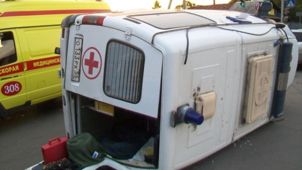 Машина скорой помощи с новорожденным перевернулась в Киеве