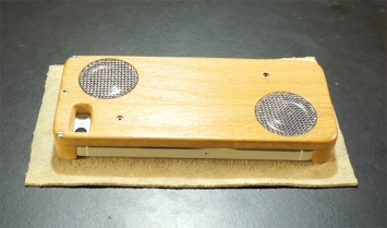 Умелец сделал чехол для iPhone из Motorola E398 [видео]
