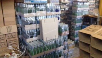 Полиция разоблачила подпольный цех, где разливали водку "известных брендов"