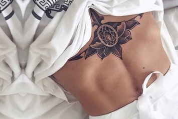 Татуировки под грудью - новый бьюти-тренд