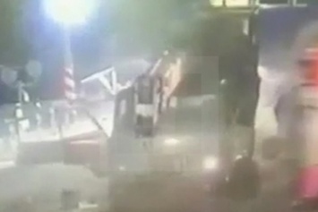 Водитель МАЗа успел спастись за секунду до столкновения с поездом (Видео)