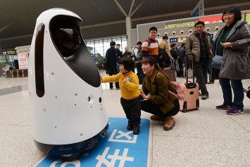 В Китае начал дежурить робот-полицейский