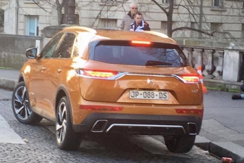 DS 7 Crossback снова замечен на улицах Парижа