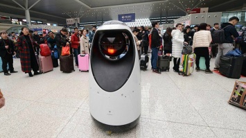 На китайском вокзале начал дежурить патрульный робот