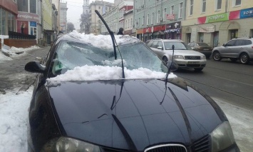 В Харькове глыба льда проломила крышу авто, травмировав женщину за рулем