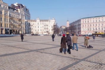 На Софийской площади в Киеве установили антипарковочные полусферы