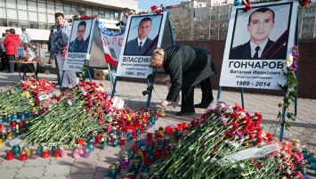 Депутаты парламента РК почтили память погибших на Майдане крымских правоохранителей