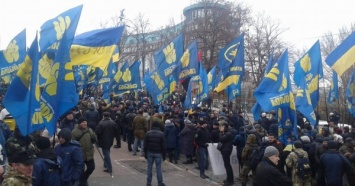 В Киеве в митинге "Национального корпуса", "Свободы" и "Правого сектора" берут участие больше 10 тыс. человек