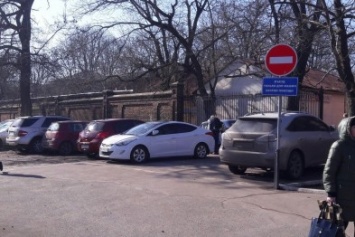 В Одессе бараны заблокировали въезд в больницу и огрызаются (ФОТО)