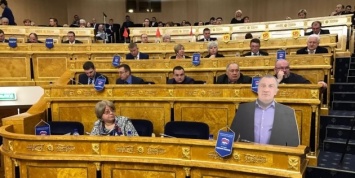 Депутат Ленобласти отправил на заседание вместо себя картонную копию