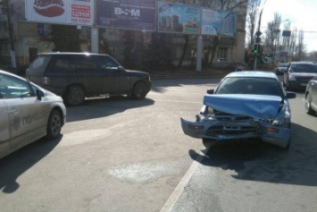 В Одессе водитель престижного внедорожника протаранил легковушку (ФОТО)