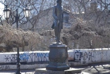 Хулиганы испортили памятник основателю Одессы (ФОТО)