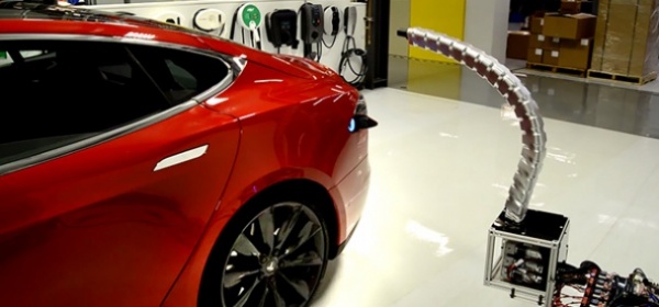 Tesla Motors разработала роботизированную зарядку (видео)