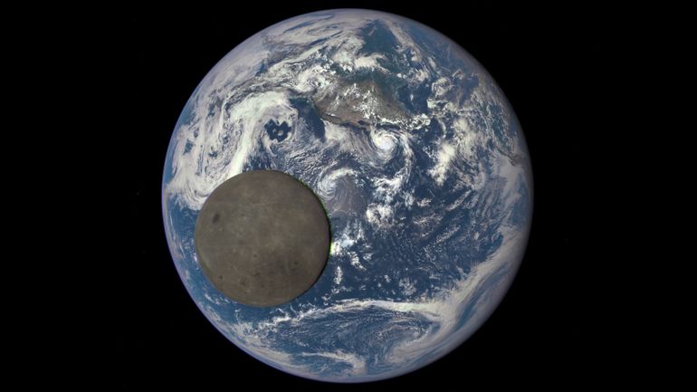 Обратная стороны Луны на фоне Земли