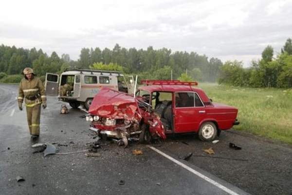В КЧР три подростка погибли в лобовом столкновении двух автомобилей