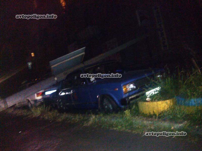 В Киеве на улице Кривоноса столб упал на припаркованный ВАЗ. ФОТО