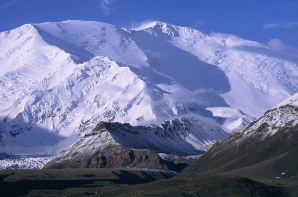 Российский альпинист погиб при восхождении на пик Ленина