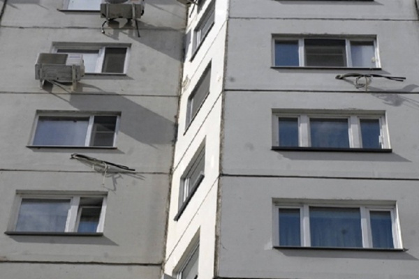 В Новосибирске обнаженная девушка выпала с окна