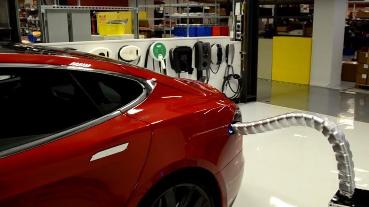 «Зарядкой-змеей» удивила Tesla Motors