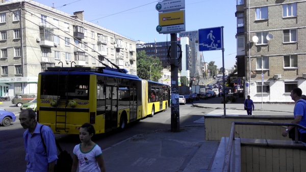 В Киеве - затор из-за дымящей на остановке транспорта машины