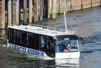 Самый необычный общественный транспорт - плавающий автобус
