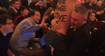Обнаженная активистка Femen пыталась сорвать выступление Марин Ле Пен