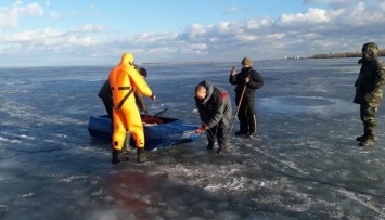 Как спасали рыбака со льда на Днепре (фоторепортаж)