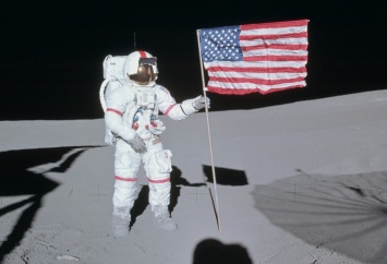 Астрономы рассказали о судьбе водруженных на Луне американских флагов