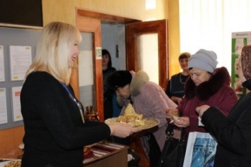 В пенсионном фонде Покровска посетителей угощали блинами и чаем